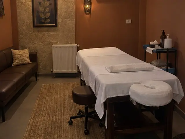 Deri kanepeli, halılı masaj odası — Sefaköy, Masaj Salonun