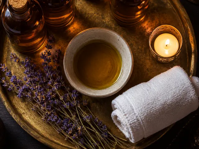 Pirinç tepside aromaterapi yağları, lavanta ve mum — Sefaköy, Masaj Salonun